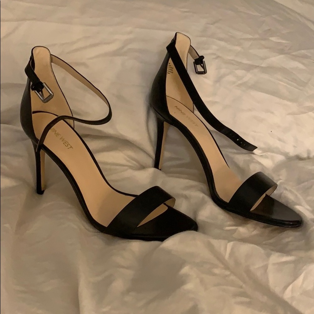 Strappy black leather sandal. 10.